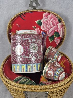Vintage Chinese Tea Set in Padded Wicker Basket – Preowned, Excellent Condition
